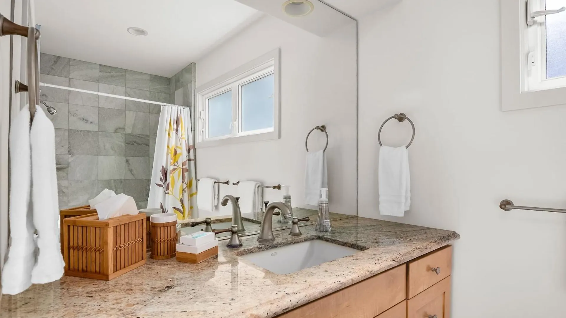 Beachfront Retreat W Ocean Views Bikes Balconies Ocean Haven By Avantstay Haleiwa Vakantiehuis