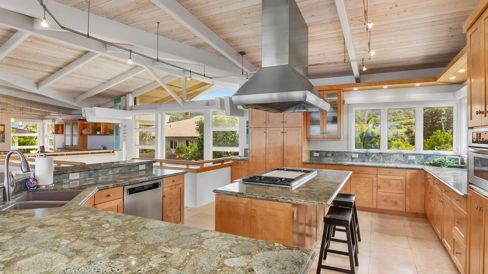 Beachfront Retreat W Ocean Views Bikes Balconies Ocean Haven By Avantstay Haleiwa